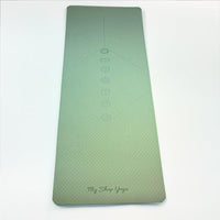 Jukkal XL - Tapis de Yoga TPE double couche -  vue de face verte déroulé avec lignes de positions et les 7 chakras - My Shop Yoga