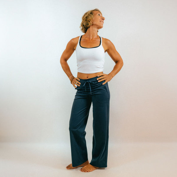 Prana – Pantalon de yoga-femme yogi les mains sur la taille-My Shop Yoga